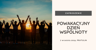 Grupa ludzi trzymająca się za ręce na tle zachodzącego słońca, a obok na białym tle napis: Zaproszenie Powakacyjny Dzień Wspólnoty Pratulin 7 września 2018