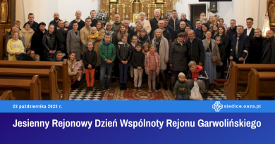 Zdjęcie grupowe z napisem Dzień wspólnoty Rejonu Garwolińskiego