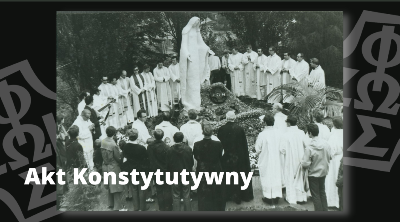 Zdjęcie przedstawia kapłanów zgromadzdzonych wokół statuły Niepokalanej na Kopiej Górce w Krościenku n/Dunajcem