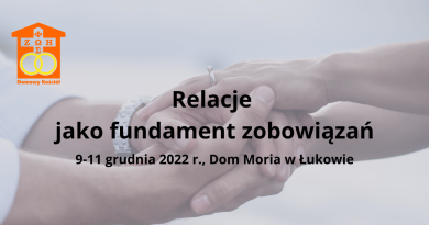 Zdjęcie połączonych rąk męskich i damskich z napisem Relacje jako fundament zobowiązań