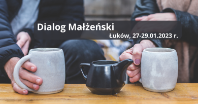 Dwie osoby podczas rozmowy. Napis: Dialog małżeński, Łuków - 27-29.01.2023 r.